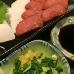 鹿野 - 馬刺し（たてがみ）1100円