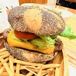 クア・アイナ - 厚切りチーズアボカドバーガー