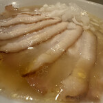 ラーメンムギュ - オニバラ 白
            平打ち手もみ麺
            旨みの強い鶏スープと薄口醤油タレ
            香りの良い吊るし焼豚を薄くスライス
            食感も脂の甘みも肉の旨みも素晴らしい