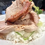 ラーメンムギュ - ムギュ丼
            味付けなしで提供されます
            焼豚の旨みを堪能できます
            肉が美味しい
            そのあと甘辛のたれを少しかけて後半
            こちらも美味しい