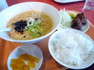 Chuugokuayakamburesu - 定食/坦々麺、鶏から揚げ、ご飯、漬物/800円