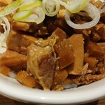 玉 赤備 - 肉飯は濃いめな味付けのコロコロチャーシューがご飯のうえにたっぷりと！