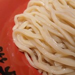 玉 赤備 - 中太ストレートな麺はつけ汁によくからみます