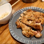 スタンドひがし - ガイヤーン（鶏肉の炙り）