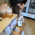 別府 酒スタンド 巡 - 日本酒を選んでいます