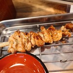 にしだ場 - とり皮(160円)タレ タレと辛味噌の相性がすごくいい！