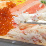 根本屋 - 漁師弁当　１３００円　毛蟹のバラ身のアップ　【　２０１５年３月　】