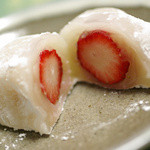 いしむら - 料理写真:季節限定のいちご大福　（白あん）白あんの中には大粒のイチゴ入りで
甘い白あんとイチゴの甘酸っぱいバランスが美味しいいちご大福。
