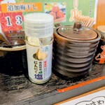 さかな市場　漁漁 - 卓上には塩、にんにく塩、醤油、七味