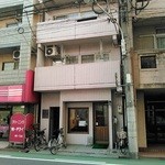 百番目のサル - ピンク色のビルの一階です。