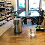 百番目のサル - 店内にはいろんな器が。左の壁際ですよ。