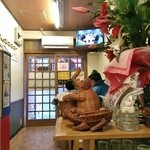 ジムジュム - 店内奥から入口を臨む…