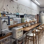 青竹手打ラーメン 日向屋 - 開店前にお手洗いをお借りした際の開店前店内（撮影は快くO.K）