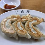 青竹手打ラーメン 日向屋 - 可愛い形の美味しい餃子　けっこう大きい