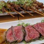 台所や - 和牛たたき(奥は突き出し とりかわ1人2本)