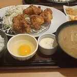 満天食堂 - 満天からあげ定食 豚汁変更 870円、生卵 70円
