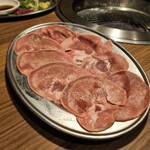 たれ焼肉・ホルモン・にくなべ たまや肉店 - 牛タン