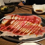 たれ焼肉・ホルモン・にくなべ たまや肉店 - 大皿8秒カルビ