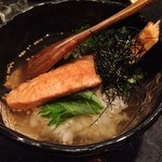 極 - 鮭茶漬けにダシを入れて写真撮ろうとしたら尾の部分知人に食べられてしまいました（泣）