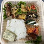 KUKUNA DELI - 蓋を開けると色とりどりのおかずが並んでいました！