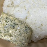 KUKUNA DELI - そして石巻産ササニシキの上にはドーンと「あおさ入（？）玉子焼き」が！！