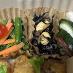 KUKUNA DELI - 「ほうれん草ナムル」、「ひじき」、「きゅうりと蕪の漬物」…