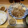 やよい軒 - しょうが焼き定食(手前の小鉢は取り放題の漬物)