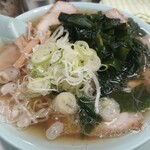 新橋ニューともちん - 中華そばに追加わかめの図。スープはあっさり醤油味でこれはこれで良いと思いますが、個人的には味濃いめがよかったか....