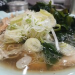 新橋ニューともちん - オーダーが入ってからカットするチャーシュー４枚のほか、刻みネギ、メンマがデフォなトッピングです。