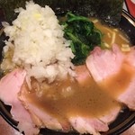 ラーメン 末廣家 - チャーシュー麺 750円 固め、玉ねぎ80円
      
      いつもながらに最高〜
      やっぱり玉ねぎは外せません。
      
      2015年39杯目
