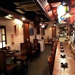 沖縄居酒屋 香の帆 - カウンター席も広めで、お一人様やカップルにもおすすめ。