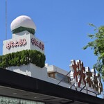 おにぎりの桃太郎 - お店の屋根のシンボル