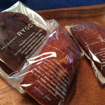 パティスリー リョーコ - 左から、ケークショコラ、フィナンシェ（プレーン、キャラメル）