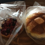 ブーランジェリー セイジアサクラ - 左から、森の苺フリュイルージュ、メロンパン