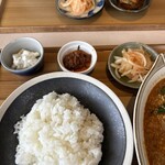 久慈カリー - ライス普通盛り　柿入りライタ、パクタレ、玉ねぎアチャール　どれも美味し〜ぃ