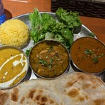 タンドールバル カマル2号 - キノコ入りダルカレー(左)、チキンカレー(中)、海老＆ナスカレー(右)