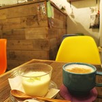 ブックカフェディズ - とろとろのカスタードプリン 、ホットチャイ