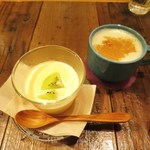 ブックカフェディズ - とろとろのカスタードプリン、ホットチャイ