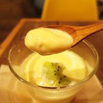 ブックカフェディズ - とろとろのカスタードプリン 