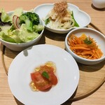 おむすびと豚汁　nae - 新じゃがと新玉ねぎのポテトサラダ・人参ラペ・トマトのピクルス・自家製玉ねぎ麹ドレッシングのサラダ
