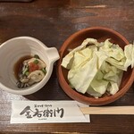 金右衛門 - お通しの蒸しがきとキャベツ