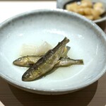 鮨 西崎 - もうそんな季節ですね。うれしい♪
            山椒の主張が優しく、ふわっと香る程度の絶妙な塩梅。
            稚鮎の味と苦味がしっかり感じられて絶品。
            モチっと弾力のある干瓢もまた、美味。