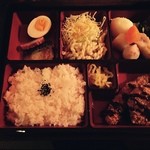 ８番館 - 弁当700。
            メインはクリームコロッケとエビフライ・鯖塩。
            種類豊富で悪くないですねー
            久々に来ましたσ(^_^