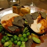 レストランユニック - ゆっくり火を入れた燻製里芋を詰めたブレス鶏むね肉、トリュフソース