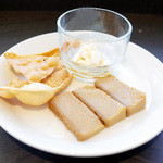 アーユルヴェーダ・カフェ ディデアン - おやつ盛りはワタラッパン(スリランカのプリン)、ミーキリ(水牛のヨーグルト)、パパダム(豆せんべい)