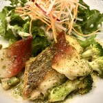 ボーヴル - 前菜:真鯛と北寄貝のバジルソースポワレ　