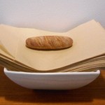オレンチ カフェ - 内観：小さなパンは紙ナフキンおさえ