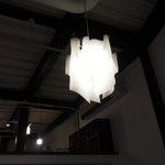 オレンチ カフェ - 内観：間接照明にもこだわり