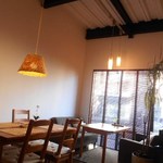 オレンチ カフェ - 内観：全てオーナー手造りの店内は落ち着く空間