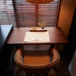 オレンチ カフェ - 内観：まるで書斎、ひとりカウンター席